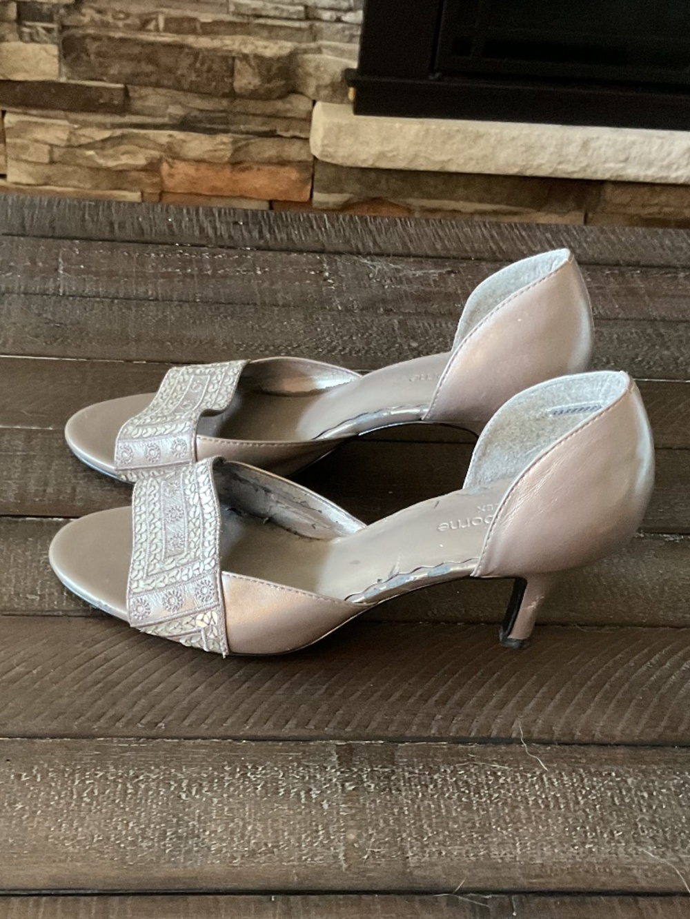 🤩 Liz Claiborne Flex Metallic Embellished Heels - size 6.5
